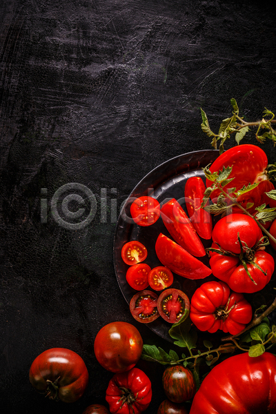 사람없음 JPG 포토 하이앵글 해외이미지 검은배경 단면 방울토마토 슬라이스 실내 잎 접시 토마토