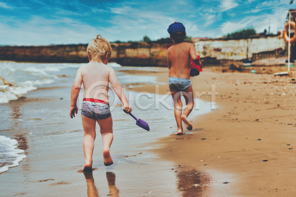 우정 즐거움 함께함 남자 두명 소년 소년만 어린이 JPG 포토 해외이미지 걷기 들기 바캉스 수영복 야외 여름(계절) 여름휴가 전신 주간 친구 해변