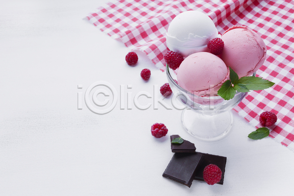 사람없음 JPG 포토 해외이미지 분홍색 산딸기 스쿱 잎 천(직물) 초콜릿 카피스페이스 컵아이스크림 한개