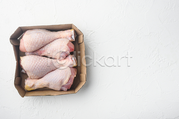 신선 사람없음 JPG 포토 하이앵글 해외이미지 날것 닭고기 담기 실내 종이상자 카피스페이스 흰배경