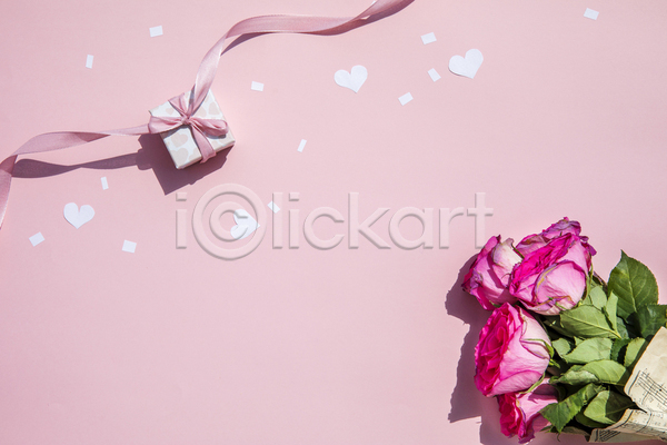 사람없음 JPG 포토 하이앵글 해외이미지 꽃가루 꽃다발 리본 분홍색배경 선물상자 실내 장미 카피스페이스 하트