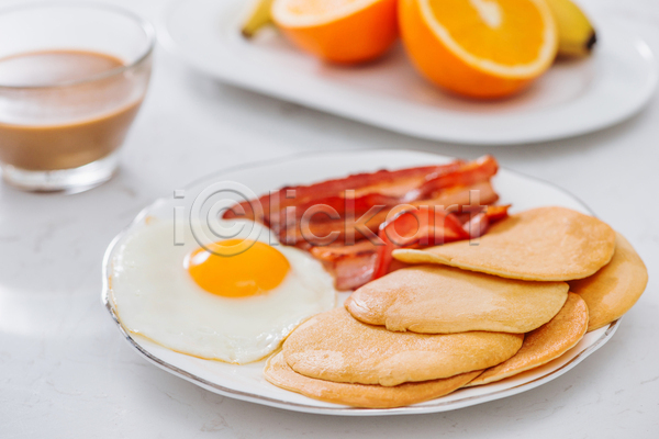 사람없음 JPG 포토 해외이미지 계란프라이 라떼 미국음식 베이컨 실내 아침식사 오렌지 접시 커피잔 팬케이크 흰배경