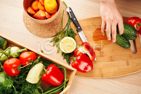요리중 신체부위 JPG 포토 해외이미지 건강식 나무도마 레몬 손 식칼 요리 음식 재료손질 토마토 파프리카