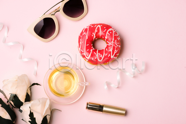 달콤 사람없음 JPG 포토 하이앵글 해외이미지 도넛 리본 립스틱 분홍색배경 선글라스 실내 장미 차(음료) 찻잔 컵받침