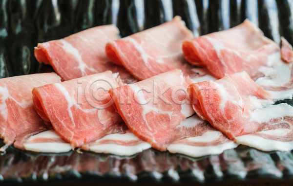 신선 사람없음 JPG 포토 해외이미지 고립 그릴 날것 돼지고기 마늘 맛 미끄럼틀 베이컨 빨간색 소고기 소금 식사 요리 육류 음식 일본 저녁식사 전통 접시 정상 조각 초록색 탁자 한국 햄 흰색