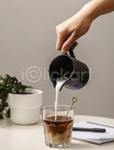 신체부위 JPG 포토 해외이미지 라떼 붓기 손 실내 우유 커피
