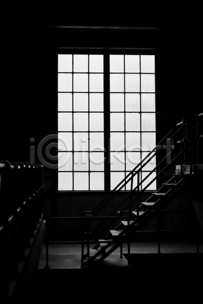 사람없음 JPG 포토 해외이미지 흑백 계단 실내 어둠 창문