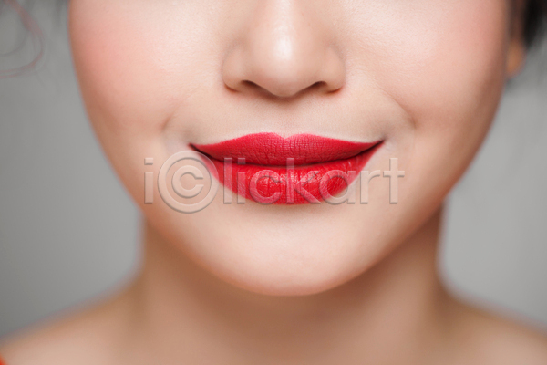 성인 성인여자한명만 여자 한명 JPG 근접촬영 앞모습 포토 해외이미지 립(입술) 립메이크업 뷰티 상반신 실내 입술 회색배경