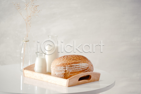 사람없음 JPG 포토 해외이미지 꽃병 나무쟁반 빵 실내 안개꽃 우유 우유병 유리병 탁자 흰배경