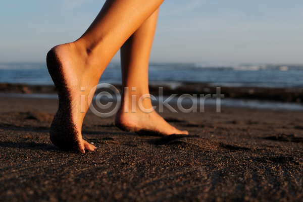 휴식 사람 사람없음 여자 JPG 포토 해외이미지 검은색 닫기 라이프스타일 맨발 모래 물 바다 발 발리 백그라운드 야외 양발 여름(계절) 여행 자연 하와이 해변 휴가