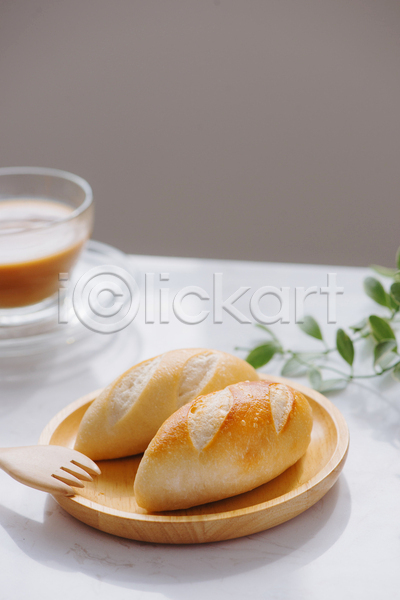 감성 사람없음 JPG 포토 해외이미지 나무접시 나무포크 빵 실내 잎 커피 커피잔 탁자