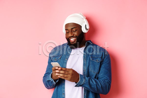 즐거움 남자 성인 성인남자한명만 한명 흑인 JPG 앞모습 포토 해외이미지 들기 상반신 스마트폰 실내 웃음 음악감상 헤드셋
