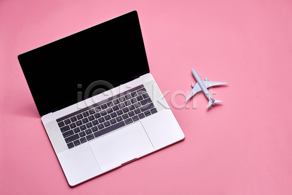 사람없음 JPG 포토 하이앵글 해외이미지 노트북 분홍색배경 비행기모형 실내 여행