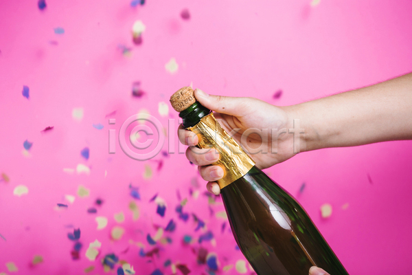 즐거움 축하 신체부위 JPG 아웃포커스 포토 해외이미지 꽃가루 들기 분홍색배경 생일 샴페인 샴페인병 손 실내 잡기 파티