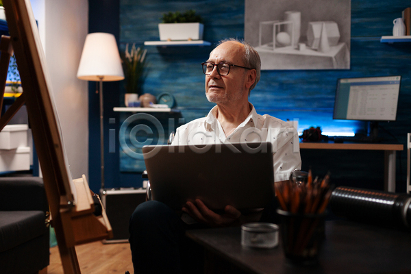 남자 노년 노인남자한명만 백인 한명 JPG 앞모습 포토 해외이미지 노트북 들기 상반신 실내 응시 이젤 할아버지