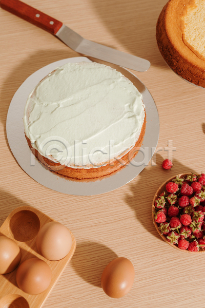 사람없음 JPG 포토 해외이미지 계란 그림자 나무배경 산딸기 생크림 스펀지케이크 실내 재료 제빵 제빵도구 케이크 케이크만들기