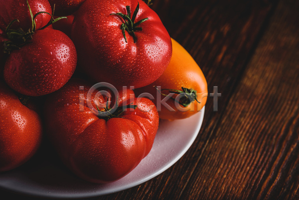 사람없음 JPG 포토 해외이미지 나무배경 담기 물방울 실내 여러개 접시 토마토