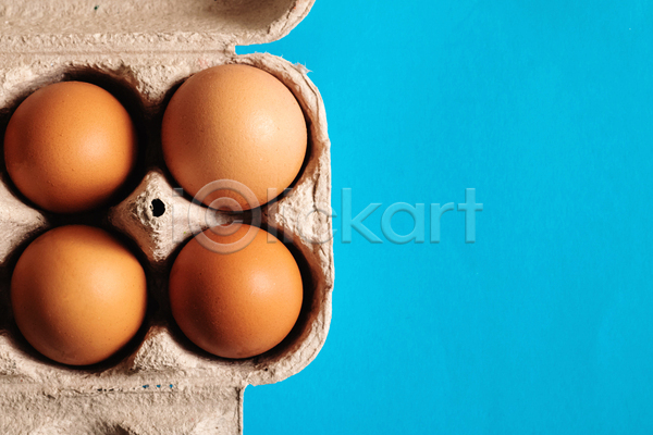 사람없음 JPG 포토 하이앵글 해외이미지 계란 계란판 실내 카피스페이스 파란배경