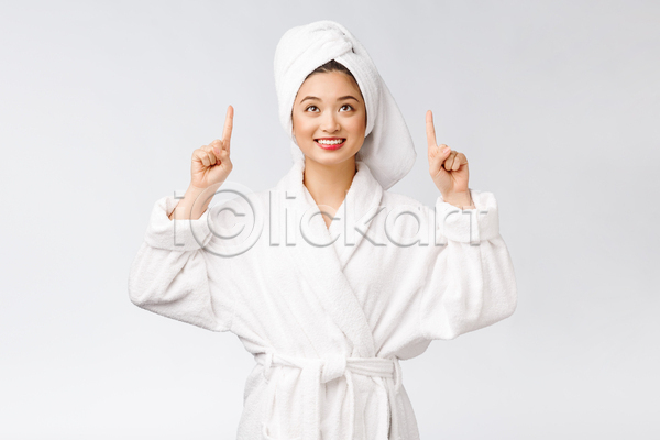 동양인 성인 성인여자한명만 여자 한명 JPG 앞모습 포토 해외이미지 가리킴 목욕가운 뷰티 상반신 수건 실내 올려보기 응시 피부관리 흰배경