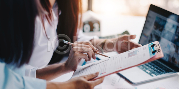 결과 계획 성공 협력 남자 백인 사람없음 여자 JPG 포토 해외이미지 가리킴 경제 경제학 관리 그래프 그룹 금융 동료 라이프스타일 바쁨 보고서 비즈니스 사업가 손가락 업그레이드 작업 종이 직장 진행 콜라보레이션 통계 해외포토 회계