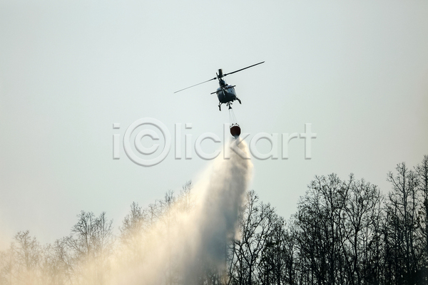 사람없음 JPG 포토 해외이미지 나무 뿌리기 산 산불 소방 소방헬리콥터 소화(소방) 숲 야외 연기