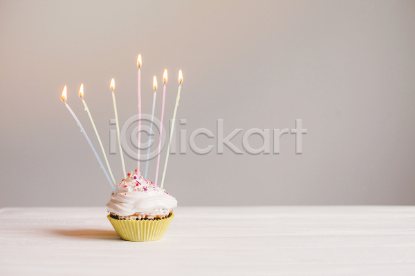 즐거움 축하 사람없음 JPG 포토 해외이미지 생일 실내 초 카피스페이스 컵케이크 파티 흰배경