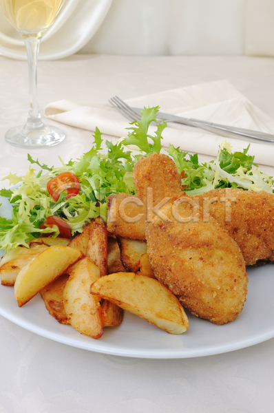 사람없음 JPG 포토 해외이미지 감자튀김 닭다리 닭다리튀김 방울토마토 샐러드 실내 접시 천(직물) 치킨 포크