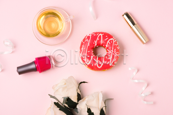 사람없음 JPG 포토 하이앵글 해외이미지 도넛 리본 립스틱 매니큐어 분홍색배경 실내 장미 차(음료) 찻잔 컵받침