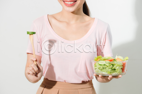 성인 성인여자한명만 여자 한명 JPG 앞모습 포토 해외이미지 들기 상반신 샐러드 식단관리 식사 실내 흰배경