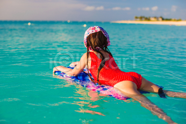 휴식 백인 소녀(어린이) 소녀한명만 어린이 여자 한명 JPG 뒷모습 포토 해외이미지 라이프스타일 바다 바캉스 서핑 서핑보드 수영복 야외 엎드리기 여름(계절) 여름휴가 전신 주간