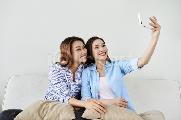 즐거움 함께함 휴식 동양인 두명 성인 성인여자만 여자 JPG 앞모습 옆모습 포토 해외이미지 들기 상반신 셀프카메라 스마트폰 실내 집콕 친구