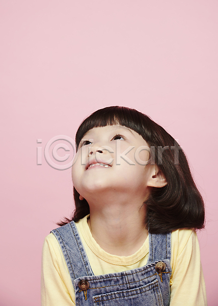 소녀(어린이) 소녀한명만 어린이 여자 한국인 한명 JPG 근접촬영 앞모습 포토 감정 미소(표정) 분홍색배경 상반신 스튜디오촬영 어린이라이프 올려보기 응시 표정
