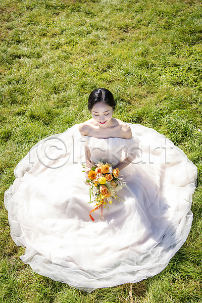 행복 20대 성인 성인여자한명만 여자 한국인 한명 JPG 앞모습 포토 하이앵글 결혼 들기 미소(표정) 부케 신부(웨딩) 앉기 야외 웨딩드레스 웨딩촬영 전신 제주도 주간 초원(자연)