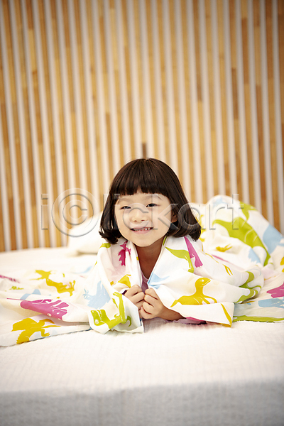 휴식 소녀(어린이) 소녀한명만 어린이 여자 한국인 한명 JPG 앞모습 포토 덮기 딸 미소(표정) 상반신 실내 어린이라이프 엎드리기 응시 이불 잡기 장난 침대