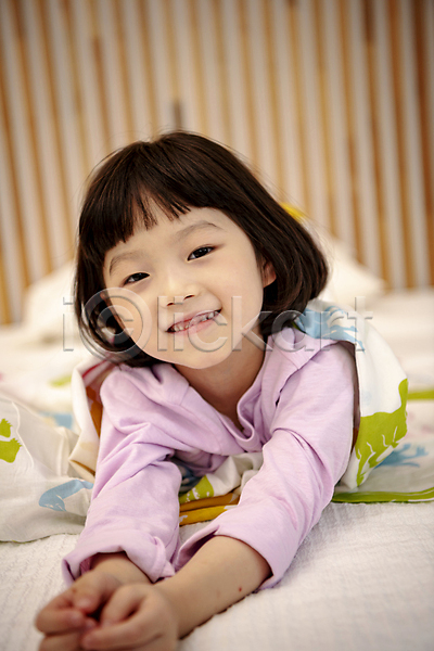 휴식 소녀(어린이) 소녀한명만 어린이 여자 한국인 한명 JPG 아웃포커스 앞모습 포토 덮기 딸 미소(표정) 상반신 실내 어린이라이프 엎드리기 응시 이불 침대