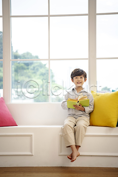 휴식 남자 소년 소년한명만 어린이 한국인 한명 JPG 앞모습 포토 거실 독서 들기 미소(표정) 실내 아들 앉기 어린이라이프 응시 의자 전신 책 쿠션