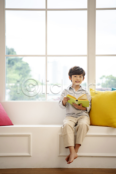 휴식 남자 소년 소년한명만 어린이 한국인 한명 JPG 앞모습 포토 거실 독서 들기 미소(표정) 실내 아들 앉기 어린이라이프 응시 의자 전신 창문 책 쿠션