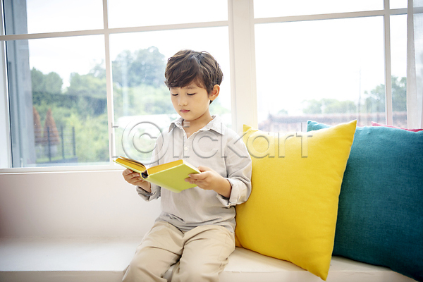 휴식 남자 소년 소년한명만 어린이 한국인 한명 JPG 앞모습 포토 거실 독서 들기 상반신 실내 아들 앉기 어린이라이프 응시 의자 창문 책 쿠션