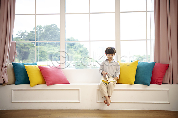 휴식 남자 소년 소년한명만 어린이 한국인 한명 JPG 앞모습 포토 거실 독서 들기 실내 아들 앉기 어린이라이프 응시 의자 전신 창문 책 커튼 쿠션