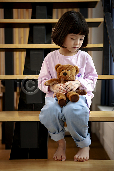 휴식 소녀(어린이) 소녀한명만 어린이 여자 한국인 한명 JPG 앞모습 포토 거실 계단 곰인형 들기 딸 실내 안기 앉기 어린이라이프 응시 전신