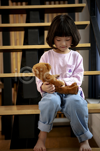 휴식 소녀(어린이) 소녀한명만 어린이 여자 한국인 한명 JPG 앞모습 포토 거실 계단 곰인형 들기 딸 미소(표정) 실내 앉기 어린이라이프 응시 전신