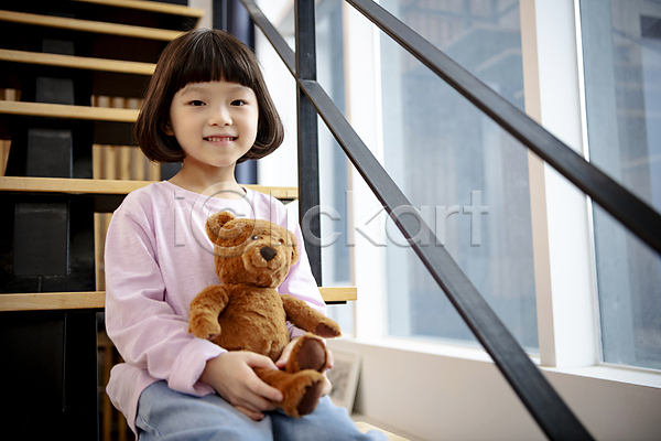 휴식 소녀(어린이) 소녀한명만 어린이 여자 한국인 한명 JPG 앞모습 포토 거실 계단 곰인형 들기 딸 미소(표정) 상반신 실내 안기 앉기 어린이라이프 응시 창문