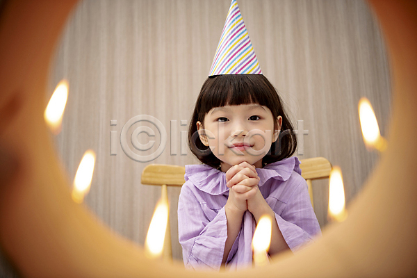 소녀(어린이) 소녀한명만 어린이 여자 한국인 한명 JPG 소프트포커스 앞모습 포토 고깔(모자) 딸 상반신 생일 생일초 생일케이크 생일파티 손모으기 실내 앉기 어린이라이프 응시 의자