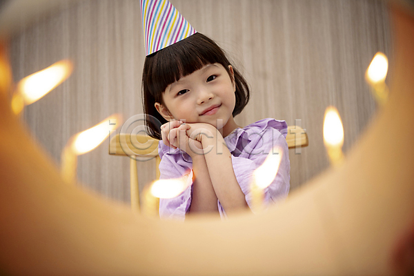 소녀(어린이) 소녀한명만 어린이 여자 한국인 한명 JPG 소프트포커스 앞모습 포토 고깔(모자) 딸 미소(표정) 상반신 생일 생일초 생일케이크 생일파티 손모으기 실내 앉기 어린이라이프 응시 의자