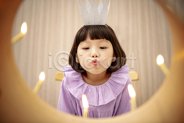 소녀(어린이) 소녀한명만 어린이 여자 한국인 한명 JPG 소프트포커스 앞모습 포토 딸 바람불기 상반신 생일 생일초 생일케이크 생일파티 실내 앉기 어린이라이프 왕관 응시 의자 촛불끄기
