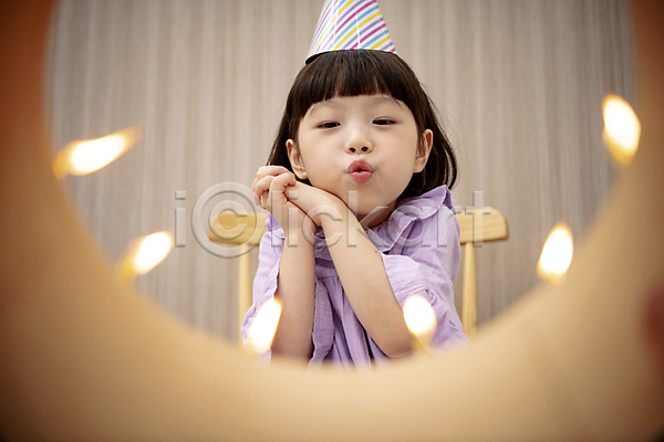 소녀(어린이) 소녀한명만 어린이 여자 한국인 한명 JPG 앞모습 포토 고깔(모자) 딸 바람불기 상반신 생일 생일초 생일케이크 생일파티 손모으기 실내 앉기 어린이라이프 응시 의자 촛불끄기