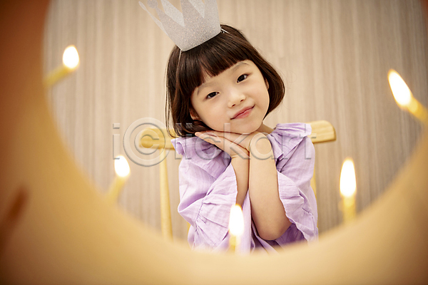 소녀(어린이) 소녀한명만 어린이 여자 한국인 한명 JPG 소프트포커스 앞모습 포토 딸 미소(표정) 상반신 생일 생일초 생일케이크 생일파티 손모으기 실내 앉기 어린이라이프 왕관 응시 의자