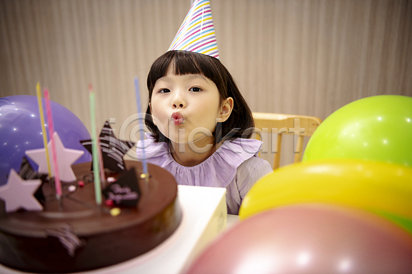 소녀(어린이) 소녀한명만 어린이 여자 한국인 한명 JPG 소프트포커스 앞모습 포토 고깔(모자) 딸 바람불기 상반신 생일 생일초 생일케이크 생일파티 실내 앉기 어린이라이프 응시 의자 촛불끄기 풍선