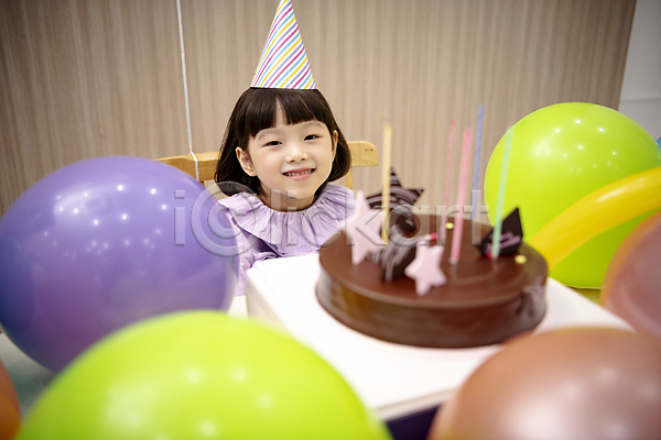 소녀(어린이) 소녀한명만 어린이 여자 한국인 한명 JPG 소프트포커스 앞모습 포토 고깔(모자) 딸 미소(표정) 상반신 생일 생일초 생일케이크 생일파티 실내 앉기 어린이라이프 응시 의자 풍선