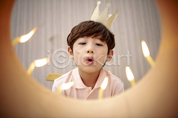 남자 소년 소년한명만 어린이 한국인 한명 JPG 소프트포커스 앞모습 포토 바람불기 상반신 생일 생일초 생일케이크 생일파티 실내 아들 앉기 어린이라이프 왕관 응시 촛불끄기